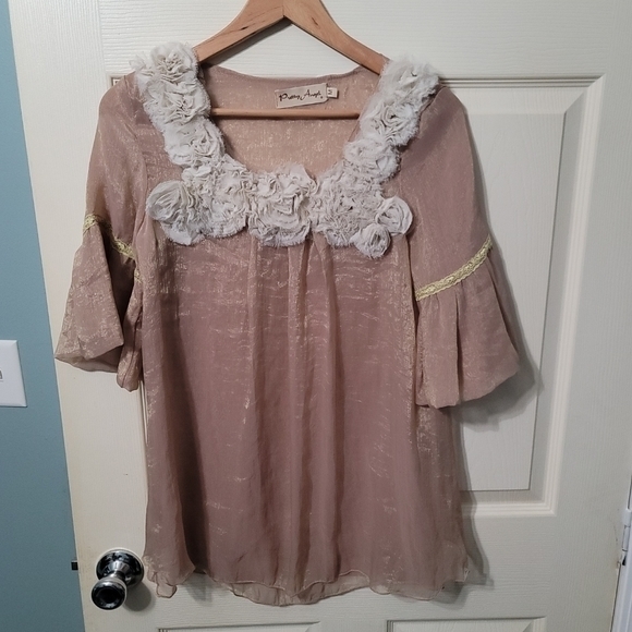 Pretty Angel Tops - Pretty Angel Tan/Gold Silk Blend Short Flutter Sleeve Floral Top Women’s M